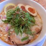 下品なぐらいダシのうまいラーメン屋 - トリュフ香る鶏と鯛の熟玉そば。930円