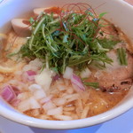 下品なぐらいダシのうまいラーメン屋 - トリュフ香る鶏と鯛の熟玉そば。930円