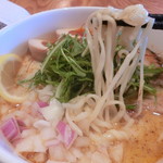 下品なぐらいダシのうまいラーメン屋 - トリュフ香る鶏と鯛の熟玉そば。930円