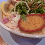 下品なぐらいダシのうまいラーメン屋 - トリュフ香る鶏と鯛の熟玉そば。930円