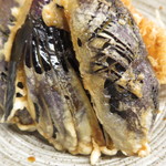 天ぷら やす田 - 茄子天は2種の隠し包丁により食感を変えている