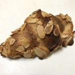 トラン・ブルー - クロワッサン　オ　ザマンド　税込280円