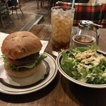 ブルーチーズバーガーとシーザーサラダ