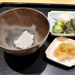 じき 宮ざわ - 蒸らす前の御飯と香の物