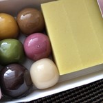 舟和 - あんこ玉と芋ようかんのセット。