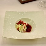 オーベルジュ・ド・リル トーキョー - アミューズ
      ビーツ、ジャガイモの根菜と鱈のポシェ 柚子の香り