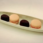 オーベルジュ・ド・リル トーキョー - 小菓子
      オレンジ風味のチョコレート、木苺のマカロン