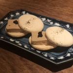 シャンパン&醤油バー フルートフルート - フォアグラと金山寺味噌のマカロン 黒胡椒風味