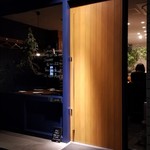 Gucite - 鮮やかなブルーにウッドの扉、シンプルだけど雰囲気のある外観。