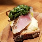 グシテ - ①〆鯖(産地聞き忘れ)のブルスケッタ、イタリアンパセリのビネガーソース
      脂がたっぷりのった鯖、少し〆が甘いのは、ビネガーソースと一緒だから？
      半分に切ってガブッとビネガーソースと一緒に頂くのがベスト。