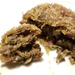 グシテ - ②近江牛の赤ワイン煮込みのコロッケ
            具材は前日の頬肉の赤ワイン煮込み、ちりめんキャベツと法蓮草だそう。
            特に頬肉の赤ワイン煮込みの主張が強いのですが、赤ワインと凄く合います。