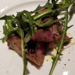 グシテ - ⑧近江木下牛のグリル
            もうグリルというかステーキ。
            部位は腿あたりかしら？
            程好く軟らかくてお肉のダイレクトな味わい。
            噛むほどに牛肉本来の旨みが味わえました。