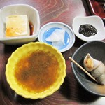 ひみ浜 - 漬け丼に付いて来る小鉢色々。郷土料理ですね。