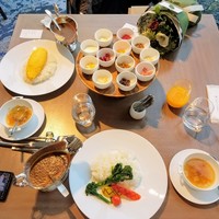 ROSSINI TERRACE - プレーンオムレツカレーとグリル野菜カレー