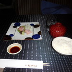 瀬里奈 - 　魚沼産コシヒカリの白いご飯とお味噌汁、富山県氷見産の寒鰤の刺身です。寒鰤の刺身は５切れ中２切れに切れ目が入っていたので、大トロの刺身に負けずとも劣らない美しさです。