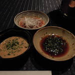 瀬里奈 - 　しゃぶしゃぶのたれ３種（ごまだれ、ポン酢、ピリ辛だれ）です。ぼくの場合は全ておろしにんにくを入れます。