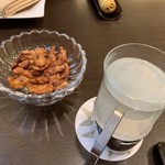 中国料理 かなめ - クルミの飴炊きとライチ酒お湯割り