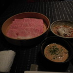 瀬里奈 - 　栃木県産の特選牛サーロインのしゃぶしゃぶ肉と、ごまだれならびにピリ辛だれです。