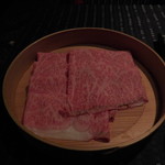 瀬里奈 - 　栃木県産の特選牛サーロインのしゃぶしゃぶ肉を１枚いただいた後です。