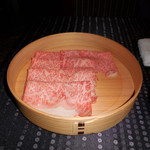 瀬里奈 - 　栃木県産の特選牛サーロインのしゃぶしゃぶ肉を、２枚いただいた後です。