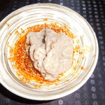 瀬里奈 - 　スープで調理した栃木県産の特選牛サーロインのしゃぶしゃぶ肉を、ピリ辛だれに浸けた様子です。