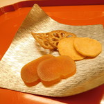 くすのき - 炙りカラスミ、クワイ・レンコンチップス