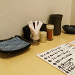 炭火串焼 よね - テーブル脇