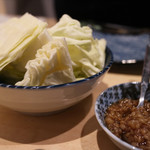 炭火串焼 よね - お通しの「キャベツ」