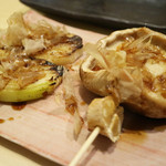 炭火串焼 よね - たまねぎと肉厚しいたけ