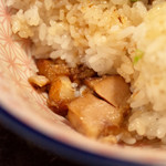 自家製麺 カミカゼ - ご飯の下に敷いたチャーシュー