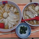 Doutomborikamukura - 右側の普通サイズの煮卵ラーメンと比べるとギガチャーシューのデカさがわかります