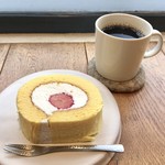 100117485 - ✿いちごのロールケーキ 450円(税込)
                      ✿コーヒー 330円(税込)