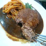 粗挽きで肉々しいハンバーグ！