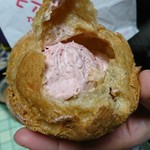 ビアードパパ - 料理写真:「パイシュークリーム(贅沢いちご)」中のクリームはこんな感じ
