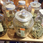 風と手と土 - ハーブや、野草の茶葉が入ったジャー