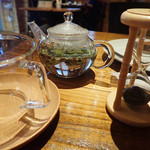 風と手と土 - 野草茶　砂時計で待ってから　注いで　いただきます