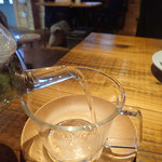 風と手と土 - 野草茶　イタドリは　思ったよりも透明ミャ