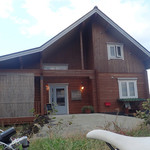 風と手と土 - この建物が目印