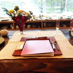 アップルアンドローゼス - それぞれの席とメニューブック