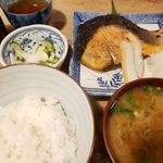 大衆割烹 三州屋 - 鮭塩は中がしっとり