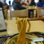 EXPASA御在所（下り線）「山本屋本店」 - 麺はごわごわ茹でずに鍋に投入します。