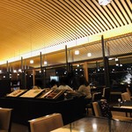 Toraya Karyou - 広々としたカフェ。木を使った建築様式も魅力的です♡