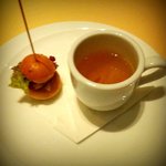 シェ フルール 横濱 - アミューズ。イベリコ豚の一口ハンバーガーと松茸のスープ。