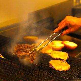 炭火でグリルするステーキは他では味わえません！！