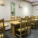落ち着いた店内