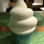 生クリーム専門店ミルクカフェ - ミルキーソフトのパフェ 842円(税込)