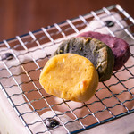 ごとカフェ - 【手焼き七輪かんころ餅】昔ながらの「手焼き」で五島の郷土菓子「かんころ餅」をお楽しみいただけます。