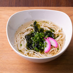 ごとカフェ - 【五島うどん】 椿油を練りこんだツルっとした麺が魅力！ あご出汁でいただく、五島名物のうどんです。