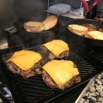 峰屋 - 写真奥がハンバーガーバンズ 2017/09/08