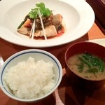 和風創作料理ぼんまり - 選べるランチコースの主菜とご飯，味噌汁，香の物
